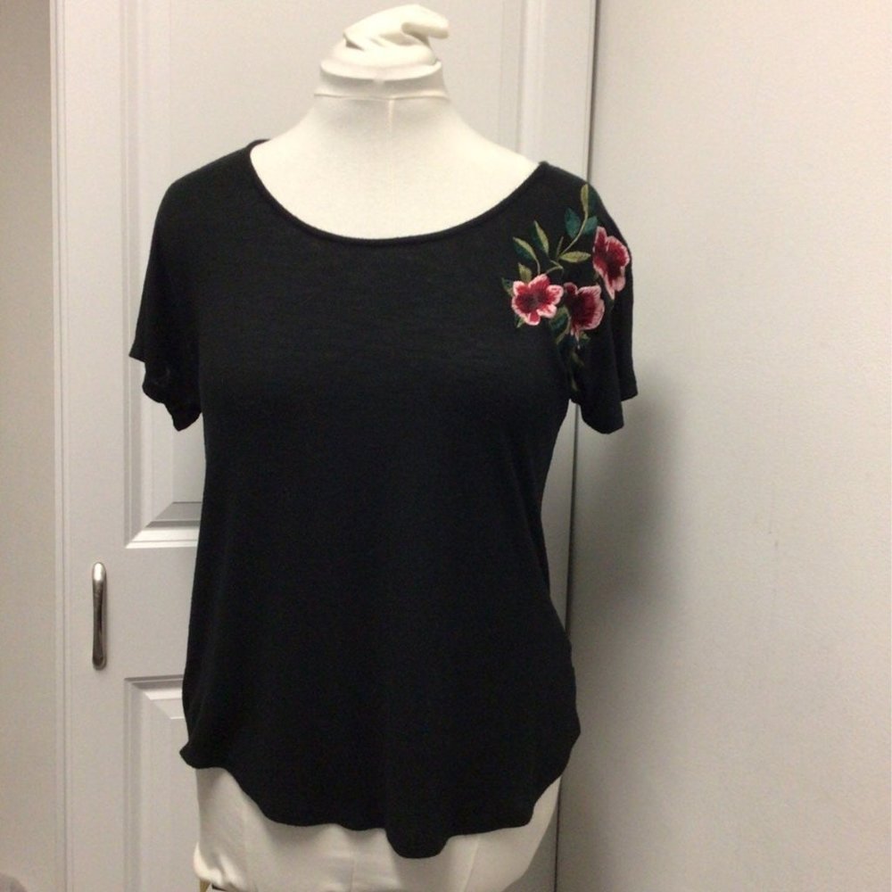 Adiva Women’s Short Sleeve Floral Embroidery Tee Shirt, Black, size M